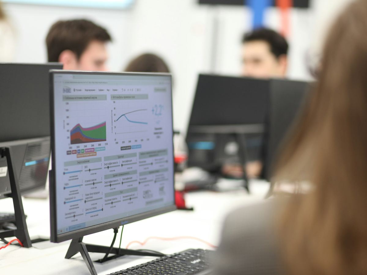 Un plateau où les équipes suivent des tableaux de bord d'usage.