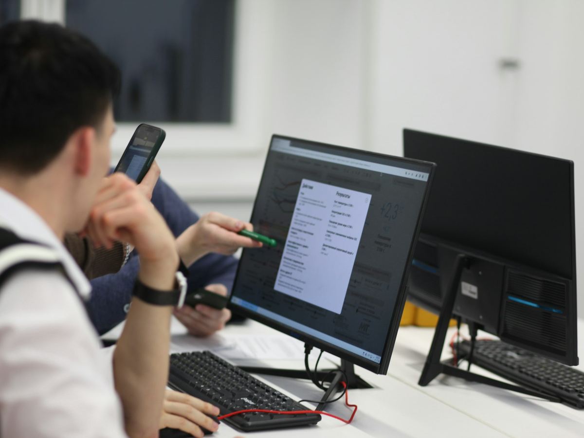 Une équipe examine ensemble une application métier à l'écran.